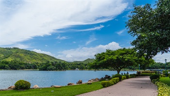 Located at Sunny Bay, Lantau Island and less than 1km away from Hong Kong Disneyland, the Inspiration Lake Recreation Centre boasts a scenic man-made lake known as Inspiration Lake with a dynamic fountain, lush green lawns and flourishing greenery, an arboretum and some other recreational facilities.